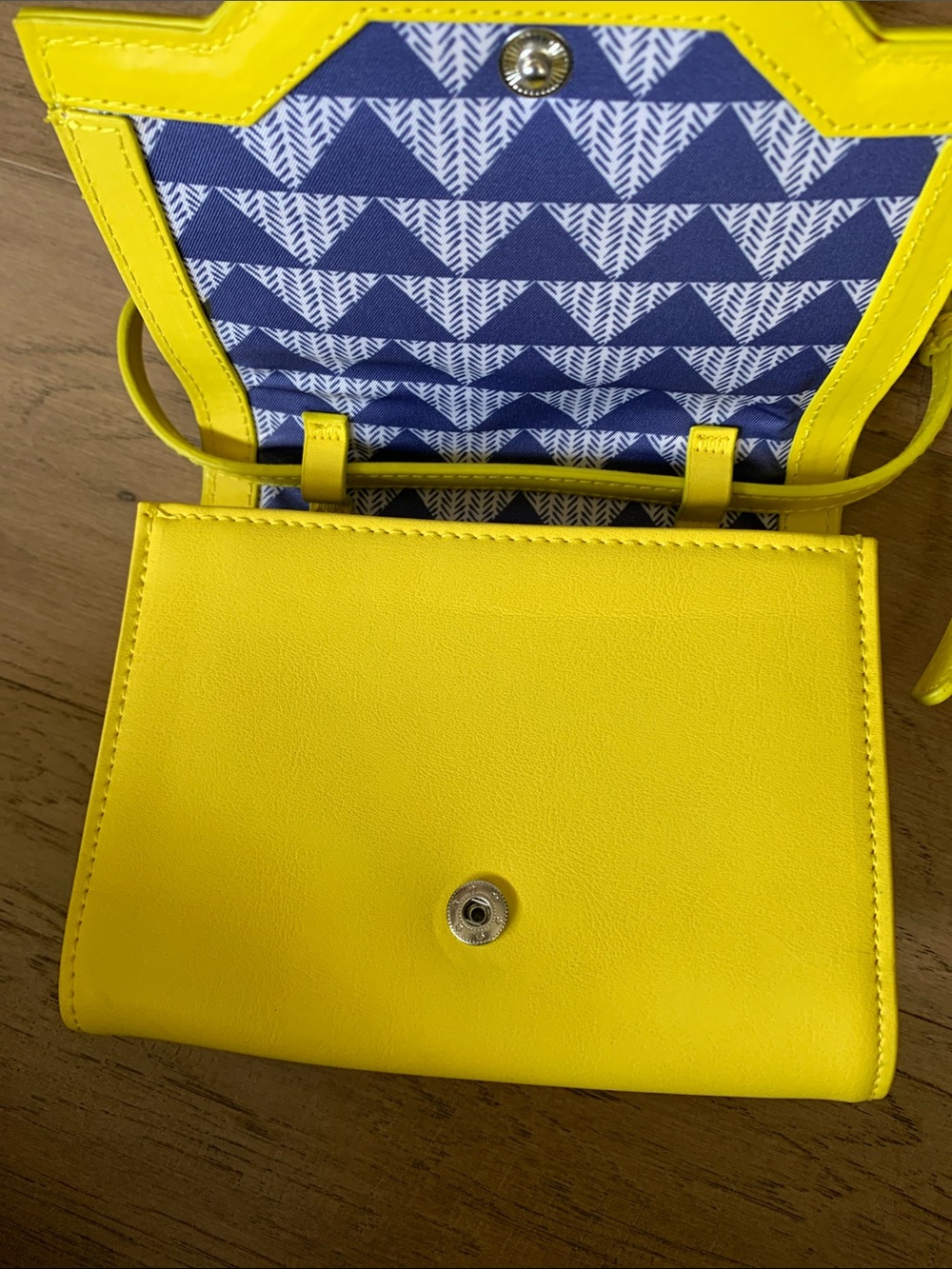 NWOT Stella & Dot Neon Yellow Perforated Crossbody Bag - Picture 8 of 10